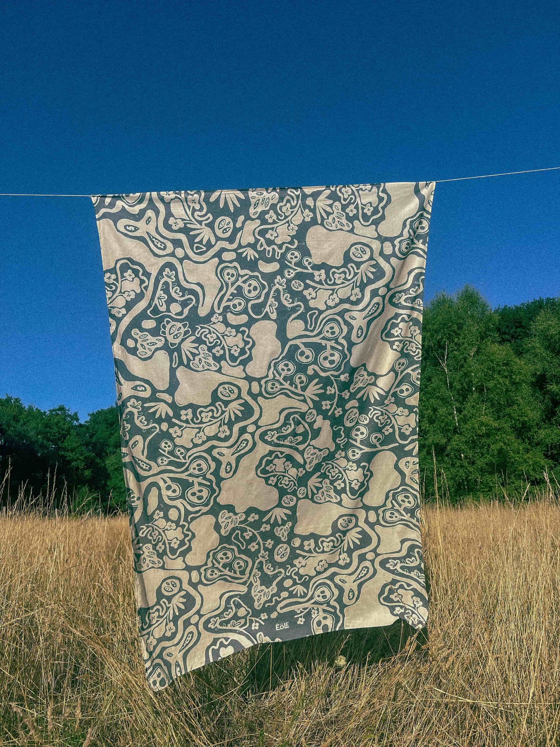Paréo EOLE suspendu en extérieur - Motif artistique bleu sur fond beige - 100% coton bio - Création éthique fabriquée en Inde