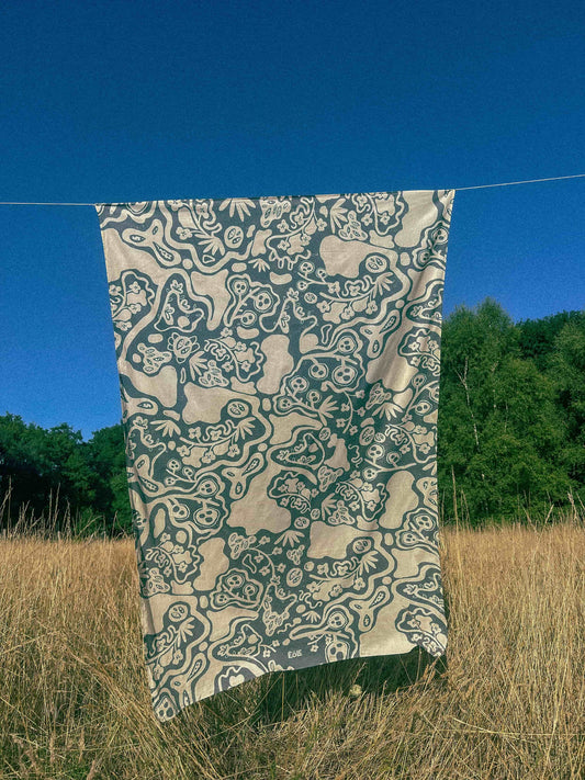 Paréo EOLE suspendu en extérieur - Motif artistique bleu sur fond beige - 100% coton bio - Création éthique fabriquée en Inde