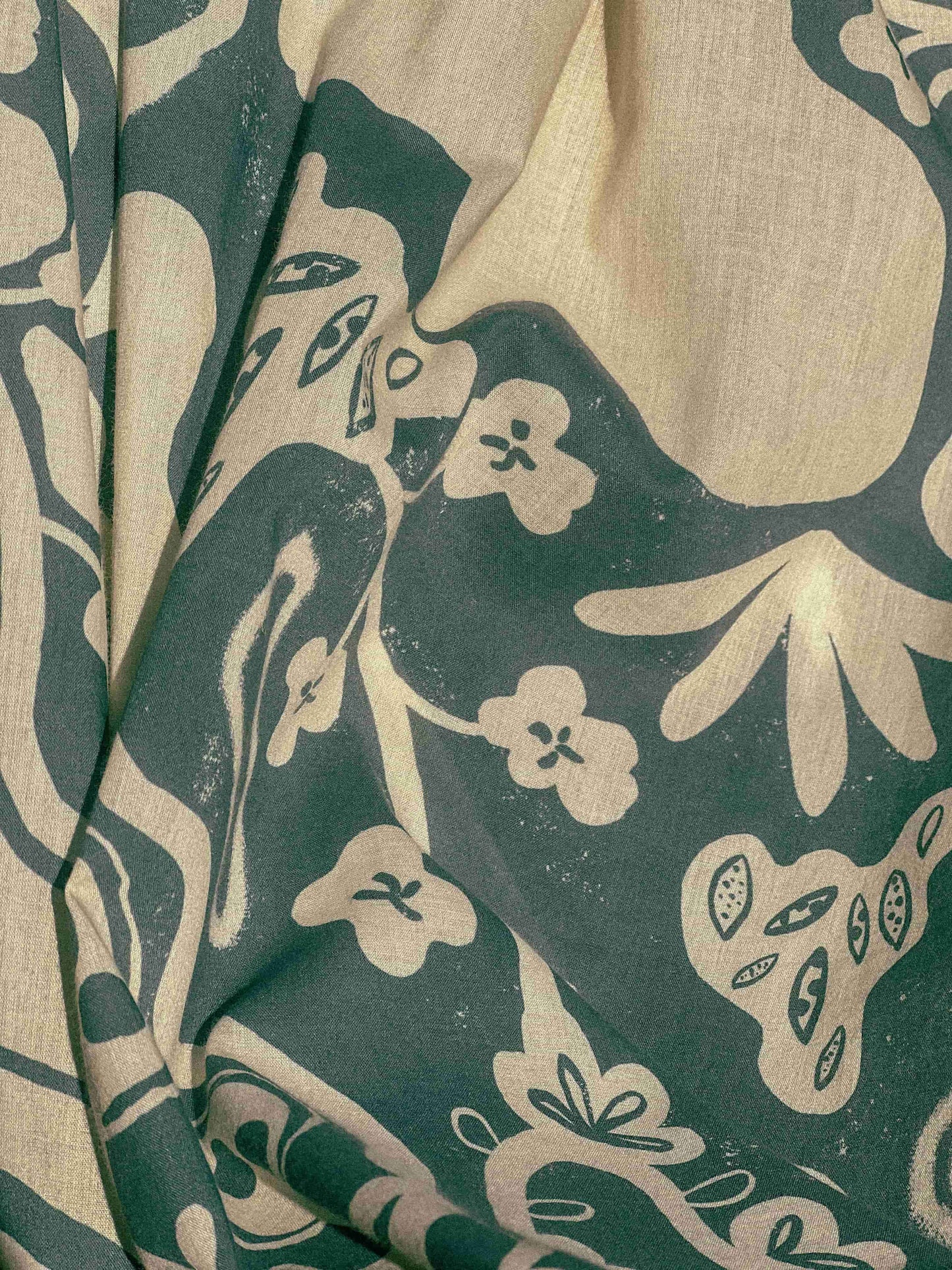 Zoom sur le tissu du paréo EOLE - Détails du motif bleu sur fond beige - Impression artisanale sur coton bio