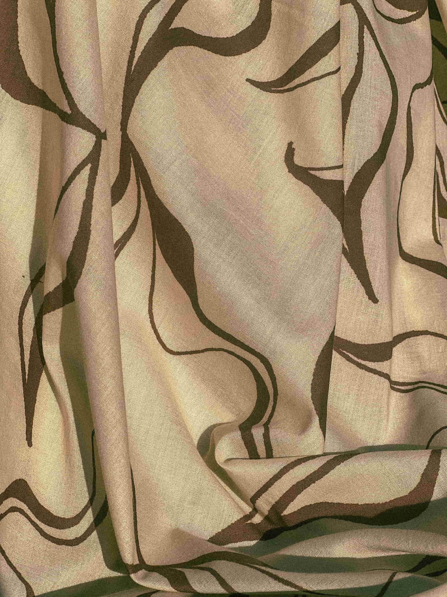 Zoom sur le tissu du paréo EOLE en coton bio - Détails du motif organique brun sur fond beige - Création éthique fabriquée en Inde